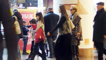 Andreea Berecleanu isi hraneste copiii sanatos, dar ea se indoapa cu paine!