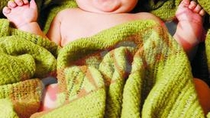 Bebelusii tinuti la incubator, adulti fericiti
