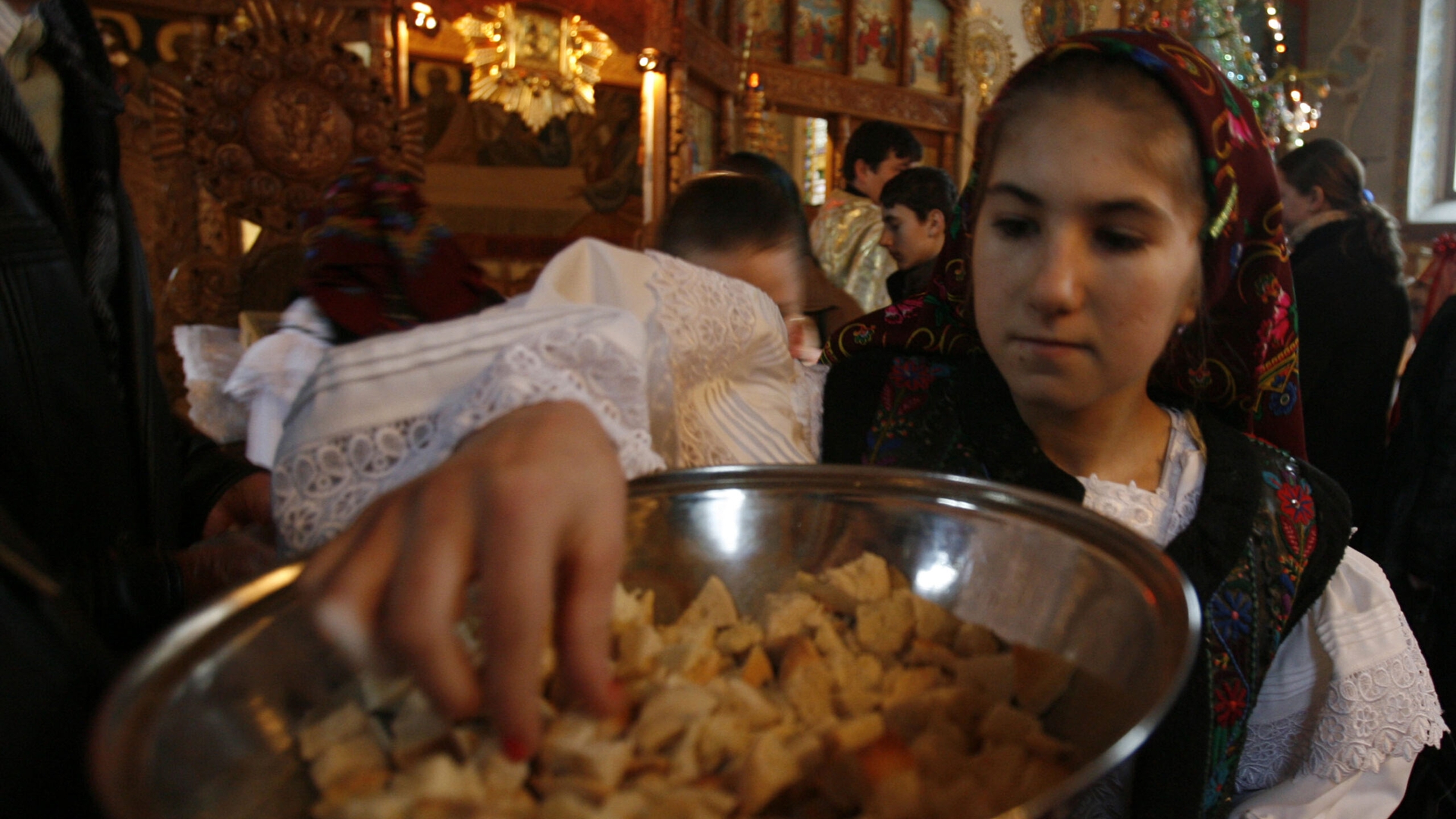 De ce luăm Sfintele Paști în noaptea de Înviere de la biserică. Ce simbolizează și cum diferă de anafură