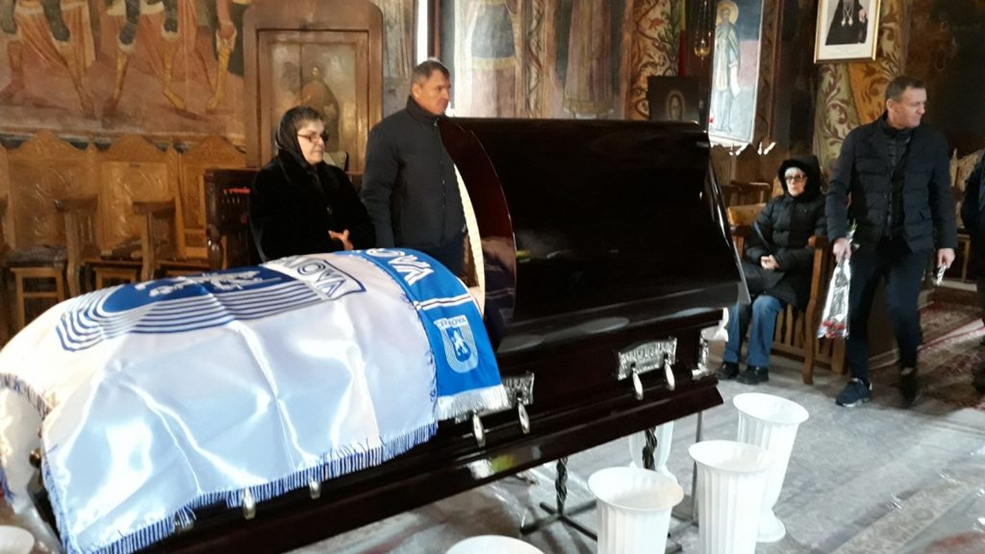 Primele imagini cu sicriul în care a fost depus trupul lui Nicolae Tilihoi. Gestul controversat făcut de apropiații fostului fotbalist în timp ce capacul era ridicat