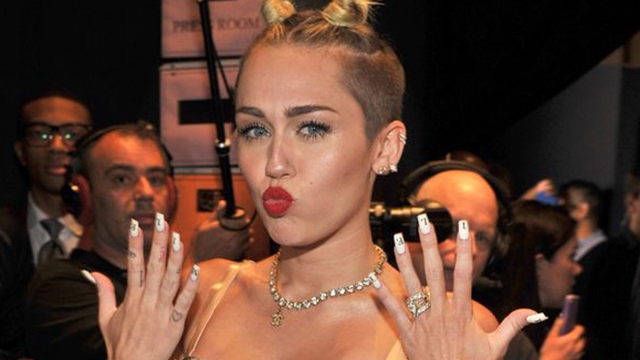Casa cântăreţei Miley Cyrus, spartă de hoţi, înainte de ziua sa de naştere