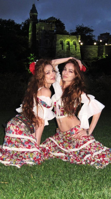 Trecutul lor e rușinos, dar prezentul este strălucitor! Gemenele de la Indiggo au un musical pe Broadway, realizat după cartea scrisă de una dintre surori