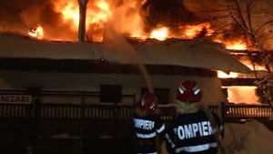 Incendiu grav în Timişoara - o hală cu vopsele a fost mistuită de flăcări!