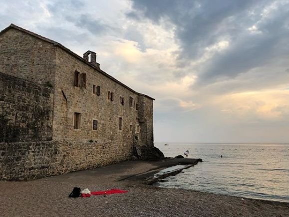 Mircea Badea a postat o fotografie cu Delia în costum de baie! Nu înțelege de ce s-a pozat așa