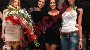 Adelina, sarbatorita cu sampanie si artificii pe podium