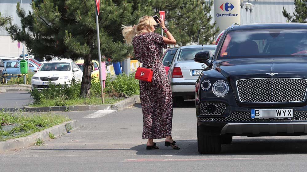 Sexy-patroneasa Maya face furori când iese în oraş