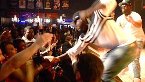 Celebrul rapper 50 CENT i-a dat un pumn unei fane în timpul unui concert. Imaginile au devenit virale instant