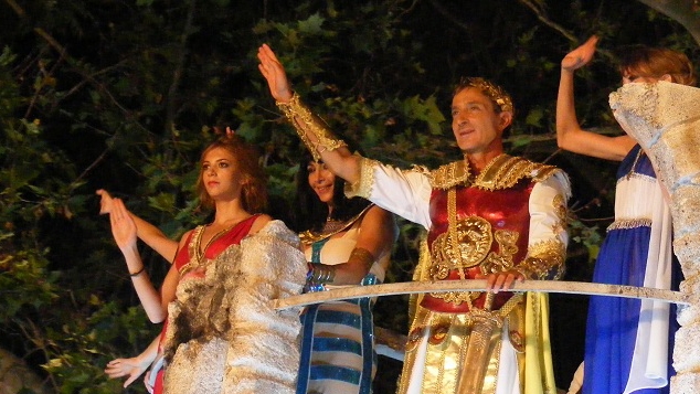 Carnavalul Mamaia 2014 continua cu show-uri incendiare si defilari de moda