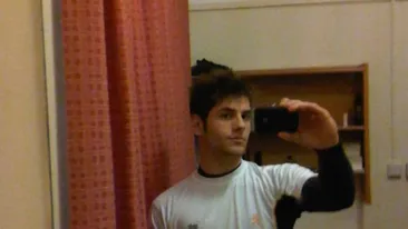 Baiatul lui Vanghelie a reinventat stilul pitzi! Uite cum se pozeaza cu telefonul in oglinzi!