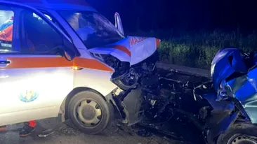 7 persoane rănite într-un accident rutier în Cluj! O ambulanță s-a ciocnit cu o mașină