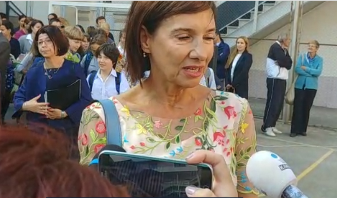 Cum s-a îmbrăcat Carmen Iohannis în prima zi de școală! Șoția președintelui a preluat o nouă generație de elevi. FOTO