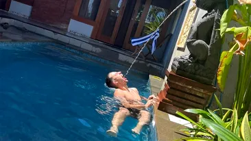 Ce a pățit turistul din imagine, după ce a băut apa din piscina vilei în care era cazat, în Bali