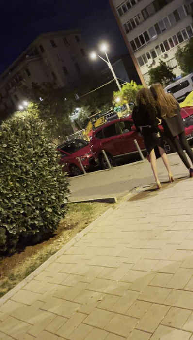Alice Constantinică merge către taxi (Foto: CANCAN.RO)