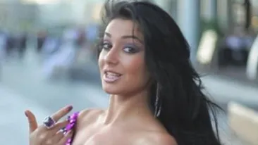 A scapat de cosuri, dar tenul ei e horror! Elena de la Mandinga, prinsa in ofsaid: are cretere pe fata si fire de par pe barbie!