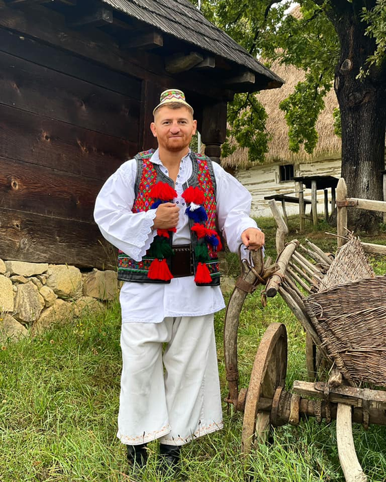 Cătălin Moroșanu îmbrăcat în port popular