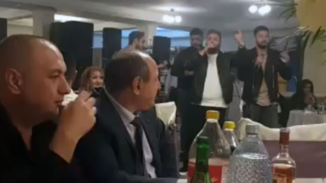 VIDEO EXCLUSIV. Scânteia care ar putea aprinde clanurile mafiote. "Prinţul Ţiganilor" & ”Împăratul lumii interlope”, declaraţii de război la o nuntă!