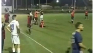 Antrenor de fotbal, ucis în timpul unui meci. Scene bulversante pe teren VIDEO