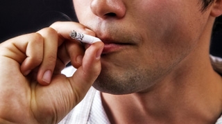 Un tanar s-a aruncat de la etaj dupa ce a fumat marijuana!