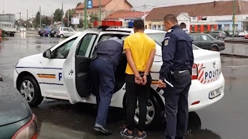 VIDEO O bandă de adolescenţi a furat 6.000 de lei în câteva secunde, dintr-un magazin din Arad. Vezi cum au fost prinşi