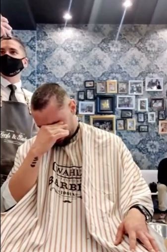 Un frizer, gest impresionant în fața unui client diagnosticat cu temutul cancer! Cum a reacționat bărbatul când a văzut că bărbierul se tunde la zero | VIDEO