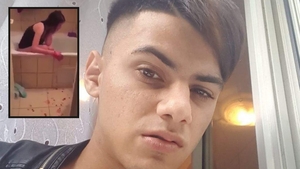 El este tânărul din Ploiești care și-a filmat iubita în timp ce o măcelărește. Ce a pățit azi-noapte agresorul