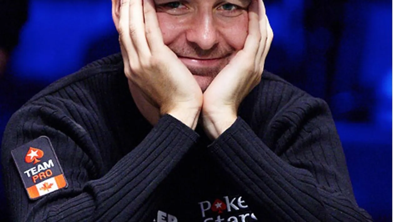 Colegii credeau ca este gay, dar cel mai bogat roman din poker a dat lovitura si in amor! N-o sa crezi cum arata iubita lui