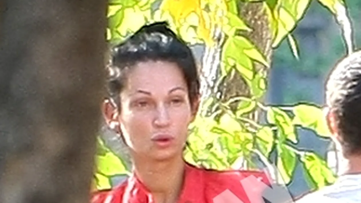 Tripletii au fost scosi la plimbare de bona. Cele mai grele ore din viata Nicoletei Luciu! A stat inchisa in casa o jumatate de zi si nu s-a putut apropia nici macar de copii!