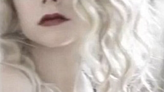 VIDEO Uite ce vampa e Avril Lavigne in noul ei clip! Cantareata si-a schimbat look-ul de adolescenta rebela!
