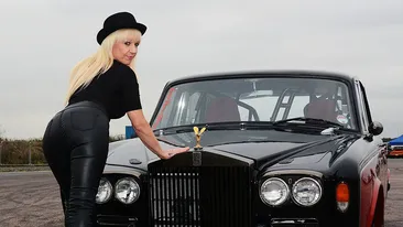 Bancul zilei | O tipă de 18 ani îi spune mamei că i-a întârziat menstruația! ”Cine e derbedeul?” Un Rolls-Royce parchează și…