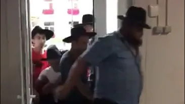 VIDEO| Scene fabuloase la deschiderea unei săli de păcănele din Buzău. Rromii au dat năvală și...