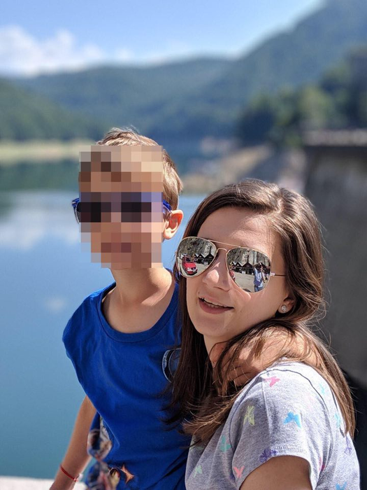 Andreea alături de fiul ei, Victor