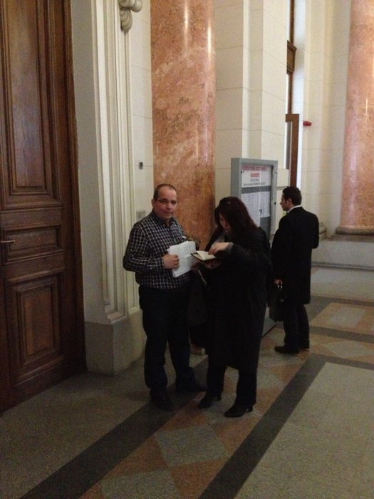 Adrian Vlad, în 2013, alături de o avocată
