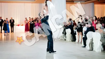 Dansez pentru tine e nimic! Vezi aici imagini de senzatie de la nunta fiicei lui Funzaverde: mirele o ridica in aer si ingenuncheaza in fata ei!