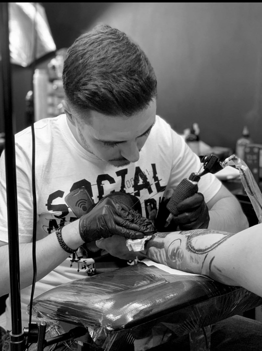 Tânărul artist tatuator ale clienți care vin din străinătate special pentru el foto: arhivă personală