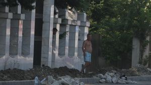 Dezbracat, Gigi s-a facut sef de santier! Le-a dat indicatii muncitorilor si a facut ordine in plina strada!