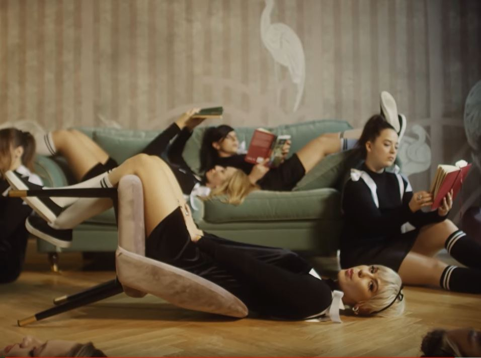 Sore a lansat primul videoclip alături de fiica sa! Povestea emoționantă a piesei “Ce faci, fată?” și ce peripeții au trăit artista și Erin pe platourile de filmare