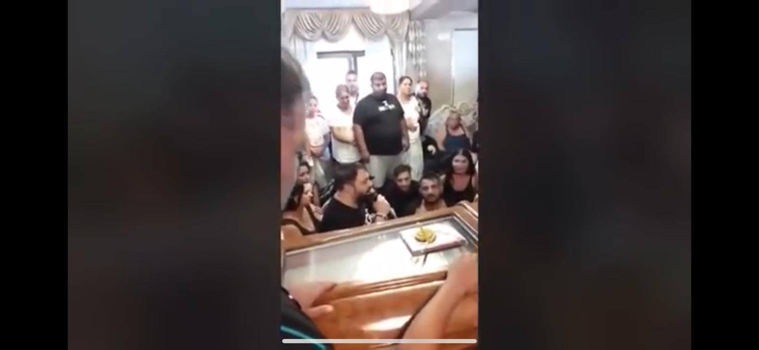 FOTO | Cum este îmbrăcat Emi Pian la priveghi. Florin Salam a cântat în genunchi la căpătâiul liderului Duduienilor