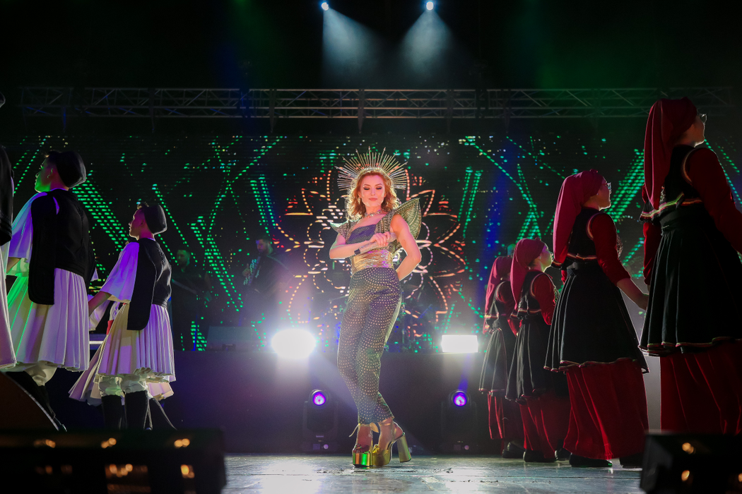 Elena Gheorghe, mărturii în lacrimi în fața a peste 4.000 de oameni. Imagini senzaționale de la show-ul cu muzică armânească