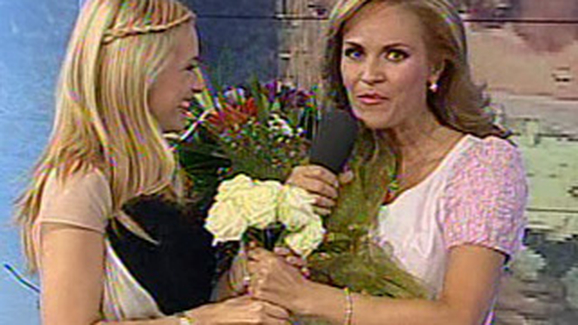 Gabi Firea i-a aruncat buchetul Simonei Gherghe! "Iti urez sa te mariti cat mai curand"