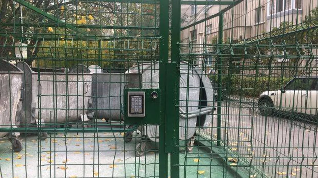 Incredibil! Ghene de gunoi cu cifru şi camere de supraveghere în Craiova