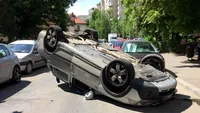 Accident spectaculos în București! Un șofer a reușit să se răstoarne cu mașina, în mijlocul străzii! Imagini incredibile