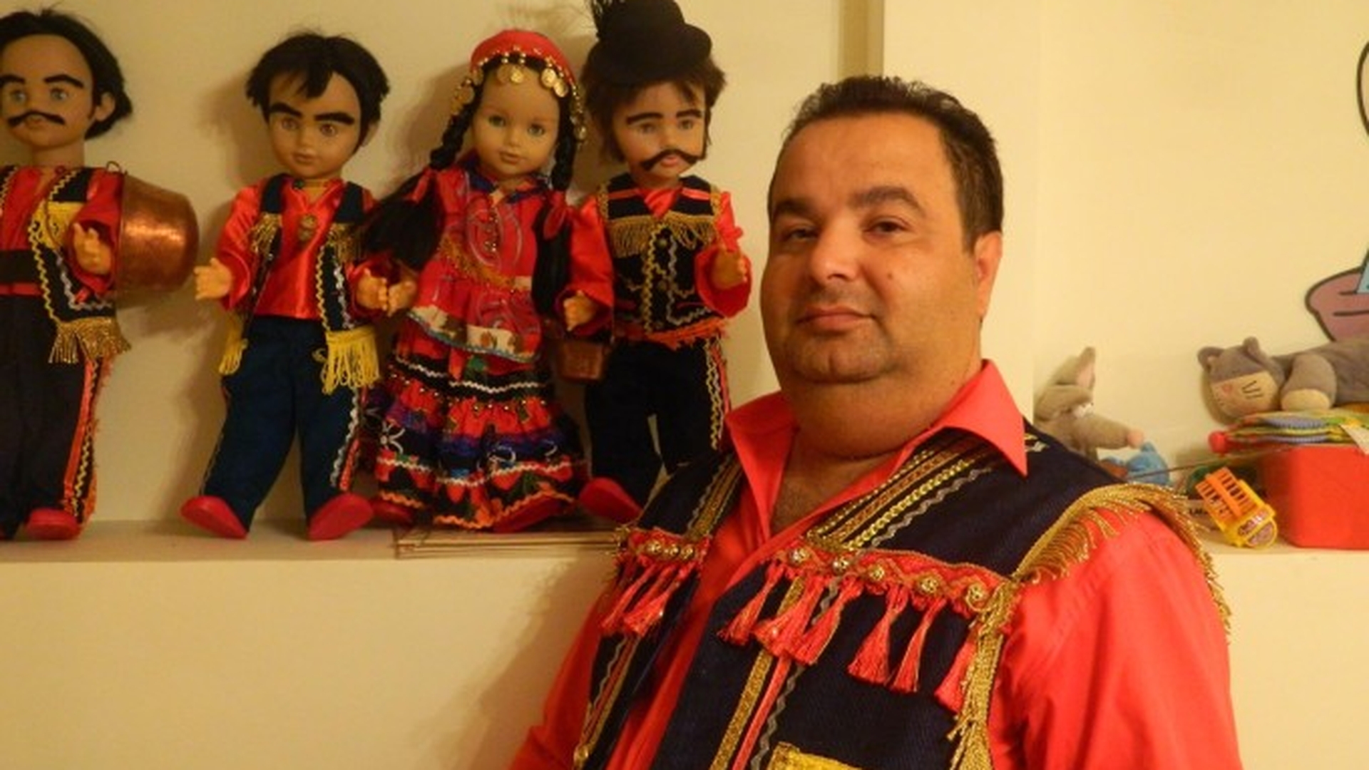 Atentat la Casa Regala! Regele tiganilor este hartuit de o femeie care vrea sa-l "devoreze" sexual!
