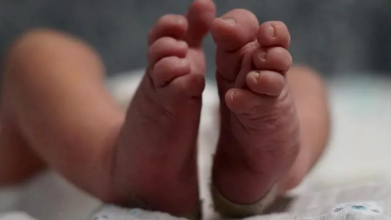 Scene de groază, în Argeș! Un bebeluș de numai 7 luni a fost snopit în bătaie de concubinul mamei sale, pentru că nu se oprea din plâns