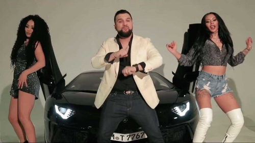 Tzancă Uraganu, snopit în bătaie de un interlop din Roșiori. „A vrut să-mi ia brățările, că este un fomist”