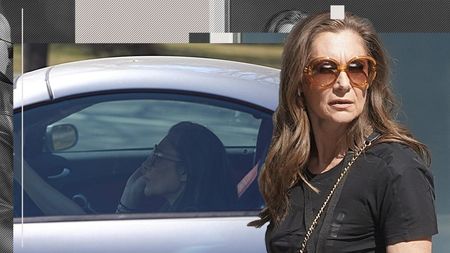 Romanița Iovan, așa cum nu ai mai văzut-o! Cu cântec, înainte, marș!