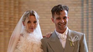 "Cea mai urâtă rochie de mireasă din istorie!" Cum s-a îmbrăcată această tânără la propria-i nuntă