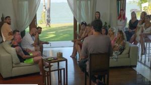 Eliminare-şoc la Insula Iubirii! Dinu Popescu a fost dat afară de la Antena 1