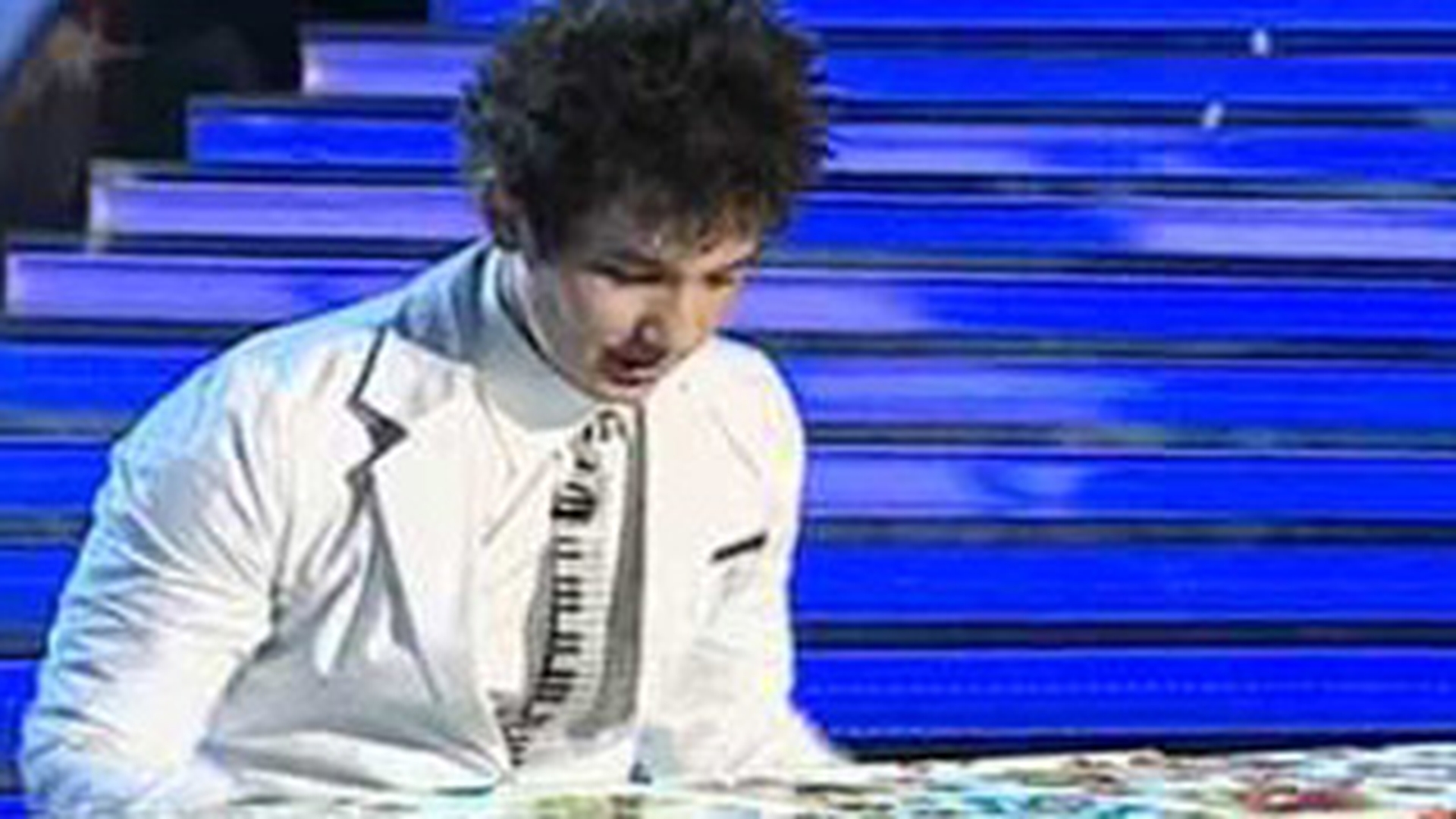 VIDEO Pianistul de la "Romanii au talent" si-a scos primul videoclip!Cosmin Mihalache incepe sa faca primii bani din muzica