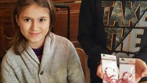 Exemplu de voință și modestie. La 10 ani, Ștefania din Prahova vinde brățări și mărțișoare făcute de ea ca să poată merge într-o excursie cu colegii - VIDEO
