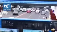 Momentul în care un autobuz plin de copii plonjează într-un lac din China. Imagini greu de privit. VIDEO